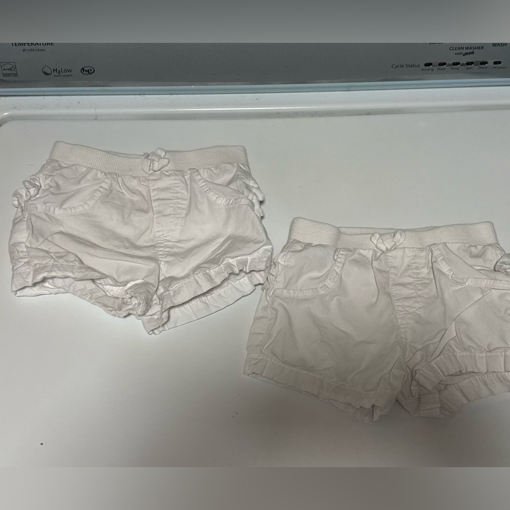TWIN BUNDLE / Garanimals White Ruffle Butt Shorts / Good condition/ 12 months